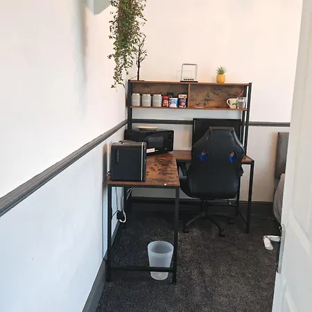 Private Room With Own Private Bathroom And Shower Warrington Buitenkant foto