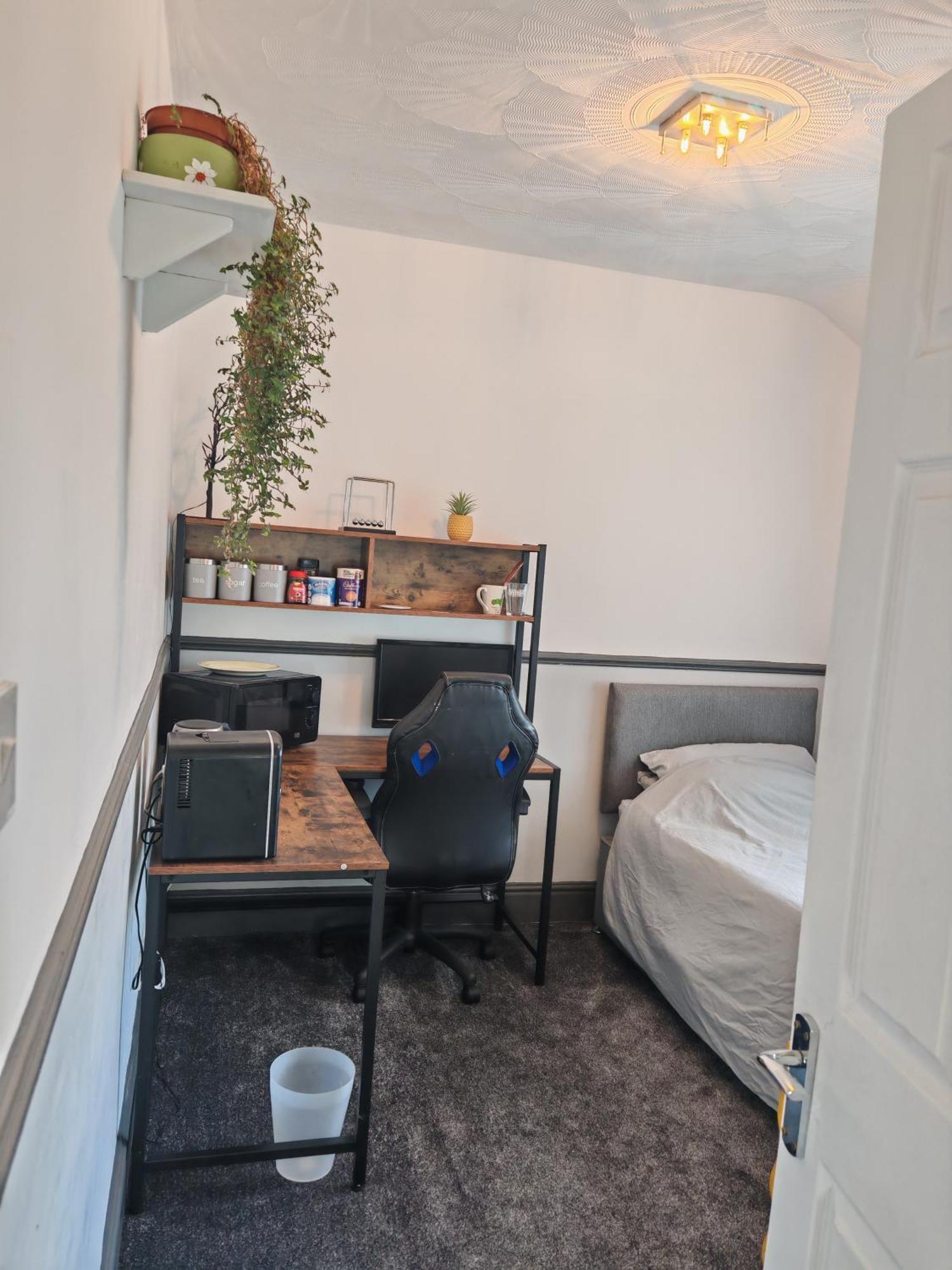 Private With Own Private Bathroom And Shower * Warrington